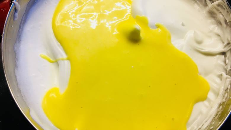 新春“福气”奶油卷,再将蛋黄糊全部倒回到蛋白中，同样是翻拌均匀。