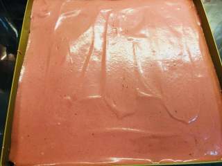 新春“福气”奶油卷,待烤盘冷却，将用红曲粉和红色色素搅拌的好的面糊倒入烤盘中， 将字覆盖住。震模。放入预热好的烤箱