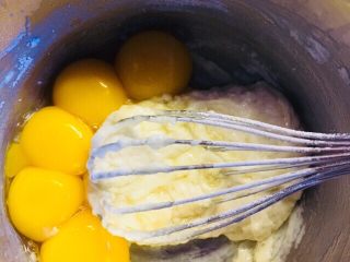 新春“福气”奶油卷, 将蛋黄放入容器，搅拌至无颗粒。但切勿过度搅拌。以免起筋