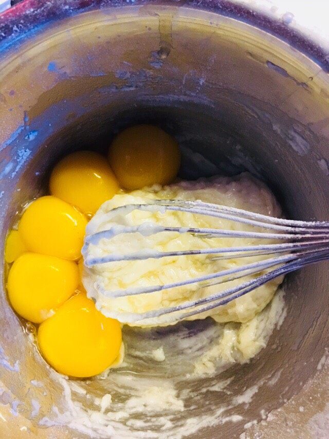 新春“福气”奶油卷, 将蛋黄放入容器，搅拌至无颗粒。但切勿过度搅拌。以免起筋