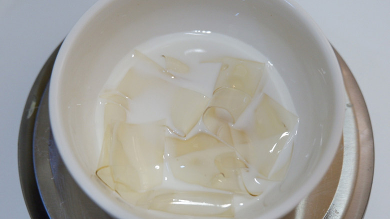 酸奶慕斯,拌入50g冷藏保存的酸奶，搅拌均匀。