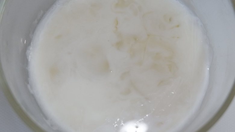 酸奶慕斯,把吉利丁溶液倒入酸奶里，搅拌均匀