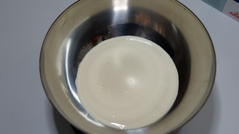 酸奶慕斯,将淡奶油倒入盆中
	