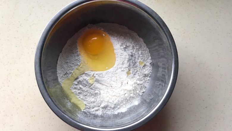 做饼+薄饼机烙春饼,打入一个鸡蛋