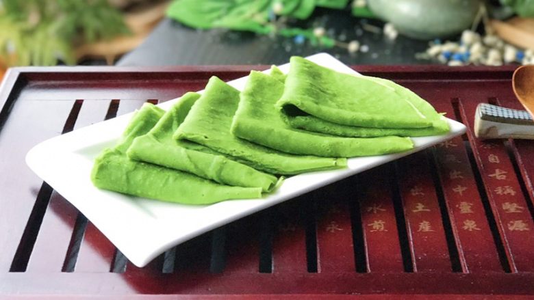 做饼+薄饼机烙春饼,一张张翠绿的春饼就制作完成了🤤