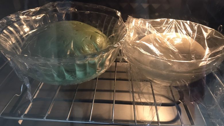 青蛙馒头,将两个面团放入碗中，盖上保鲜膜放在温暖处发酵