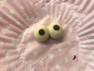 青蛙馒头,摘芝麻大小的可可粉面团做眼珠粘在1克的白色面团上