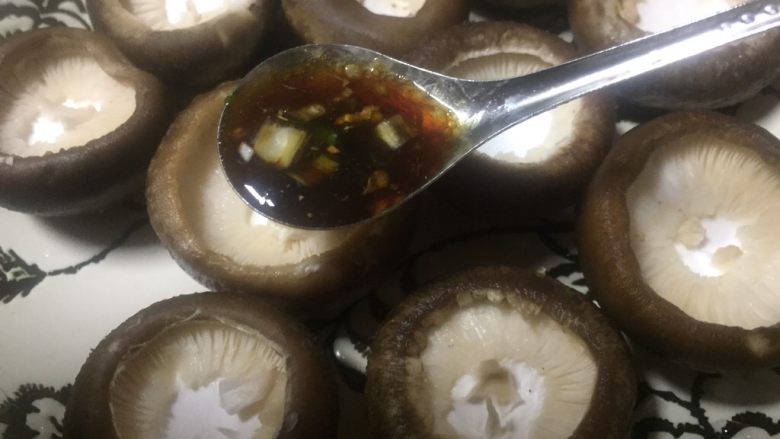 #春节健康菜#财源滚滚虾滑酿香菇,舀调料到香菇里