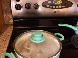 陈醋柠檬凤爪,另外再烧一锅水，水开后，把鸡脚从冷水里捞出放进锅里再煮一次。煮开后立即关火，加盖焖7分钟。