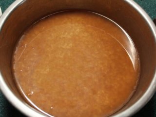 健康杂粮红豆饭,将1杯红豆汤，1.5杯的水，跟米一起混合泡1小时左右再放入1杯红豆