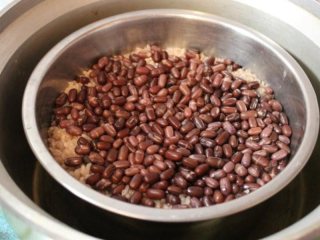 健康杂粮红豆饭,煮好时红豆会在上面，拌一下，再焖上几分钟。