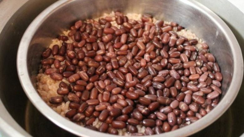 健康杂粮红豆饭,煮好时红豆会在上面，拌一下，再焖上几分钟。