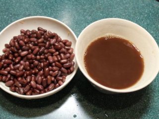 健康杂粮红豆饭,将红豆和汤汁分开放凉备用。煮好时，正好会剩下一杯煮好的红豆和一杯红豆汁。