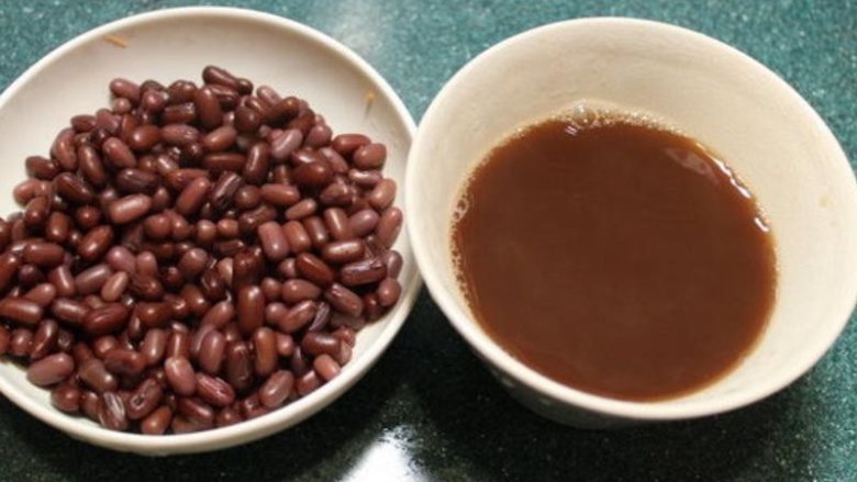 健康杂粮红豆饭,将红豆和汤汁分开放凉备用。煮好时，正好会剩下一杯煮好的红豆和一杯红豆汁。
