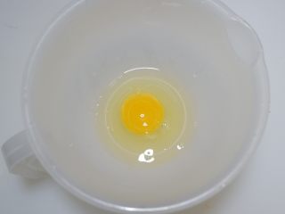 碗里开花，秋葵水蒸蛋,找一个稍大一点的容器，将鸡蛋打入。 PS：鸡蛋需要是室温的鸡蛋，冷藏的鸡蛋请回温后在用，如果着急，就拿出鸡蛋在稍微烫手的热水中浸泡一会帮助鸡蛋回温。 打出的鸡蛋记得称重。