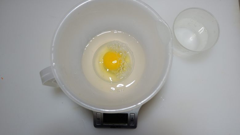 碗里开花，秋葵水蒸蛋,第一步称好的鸡蛋，那你就知道你鸡蛋的克数了，加入同等重量的温水。一般普通鸡蛋就是50-60克之间。