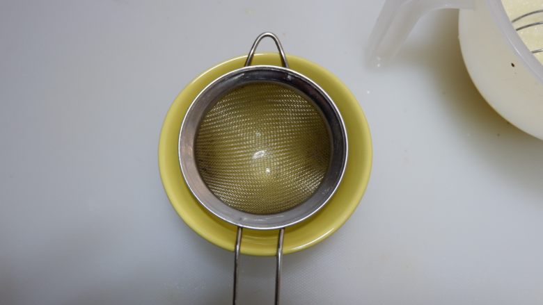 碗里开花，秋葵水蒸蛋,准备一个筛网。将蛋液过筛到你一会要蒸蛋羹的碗中。