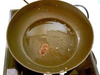 竹荪炒蛋,锅里加入1勺大豆色拉油，烧热后加入花椒粉