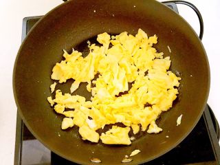 竹荪炒蛋,炒锅烧热后加入1勺大豆色拉油，油烧热后加入鸡蛋液翻炒2分钟