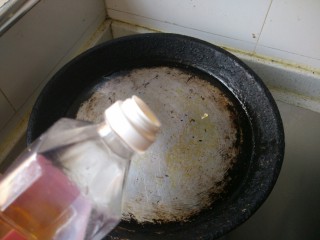蜂蜜玫瑰鸡胸三明治,热锅中倒一些植物油，一定要热锅呦，不然容易粘锅