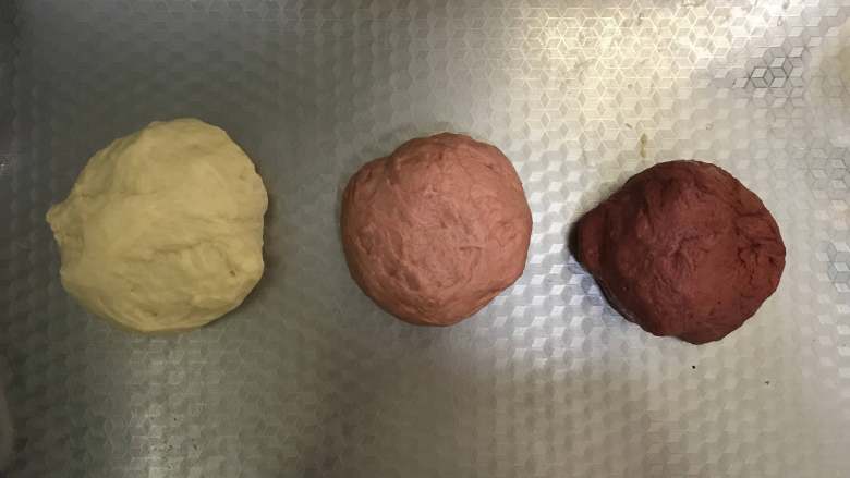 三色吐司，粉粉的少女心,留一份原色面团备用，其余两个面团分别加入3g，5g红曲粉揉成浅粉和深粉的两个面团。
