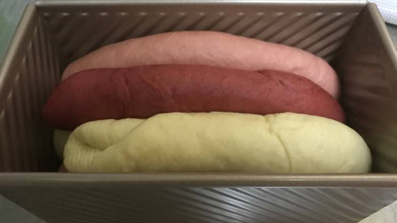 三色吐司，粉粉的少女心,将吐司盒放入烤箱中，烤箱中放一碗热水，38℃环境中进行二发，发酵至吐司盒8分满。