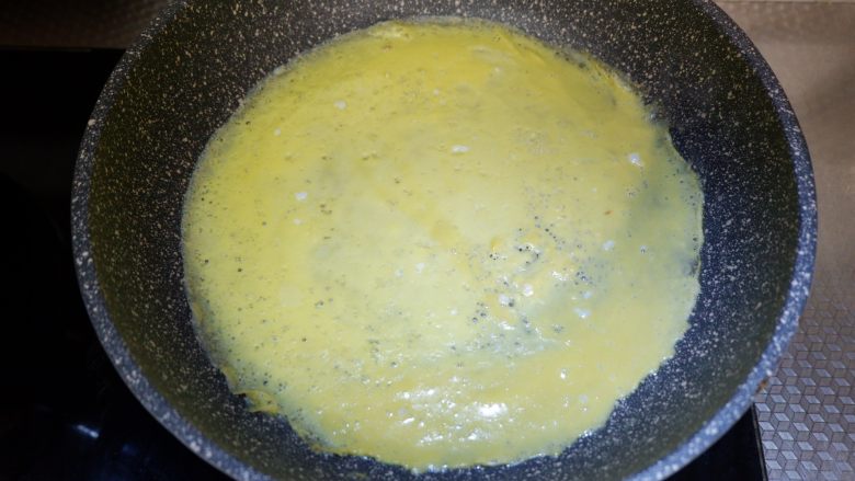 豌豆苗拌蛋皮,倒入蛋液，放入锅中煎熟