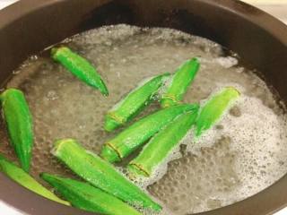 秋葵嫩炒蛋,不需要切整只下沸水锅焯水，一分钟即可。
