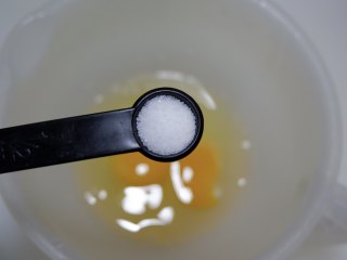 秋葵嫩炒蛋,加入1小勺盐