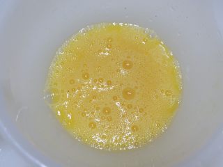 秋葵嫩炒蛋,搅拌均匀，加入淀粉水的鸡蛋炒出来比较滑嫩，不喜欢的可以略过此步骤