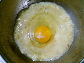 坚果燕麦能量棒,在捣好的香蕉泥中打进一个鸡蛋。