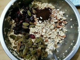 坚果燕麦能量棒,然后加入坚果碎，水果干，黑咖啡（根据个人爱好可加可不加）和适量牛奶。