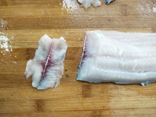 汤鲜鱼嫩家常酸菜鱼,斜刀片鱼片，呈蝴蝶状。