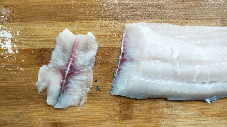 汤鲜鱼嫩家常酸菜鱼,斜刀片鱼片，呈蝴蝶状。
