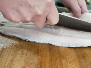 汤鲜鱼嫩家常酸菜鱼,草鱼洗净，剔去鱼骨。