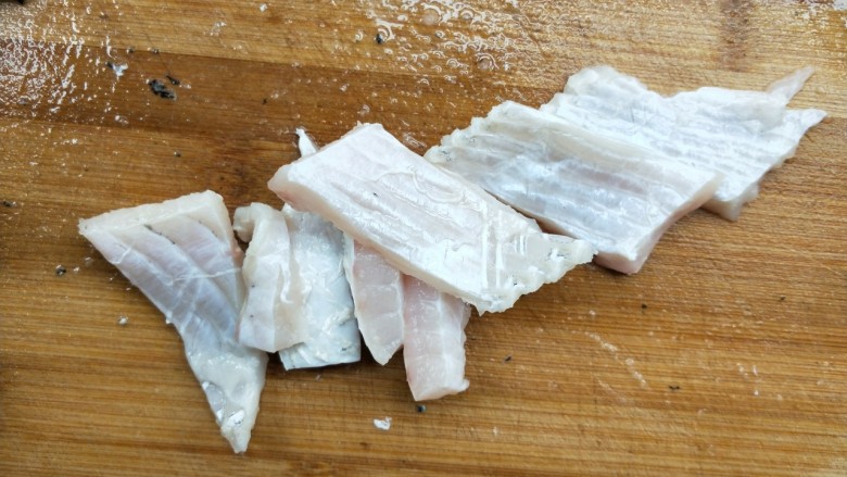 汤鲜鱼嫩家常酸菜鱼,鱼骨切段。