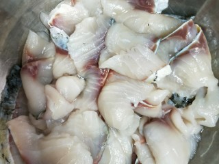 汤鲜鱼嫩家常酸菜鱼,装盘，少许清水浸泡一下，倒去水。
