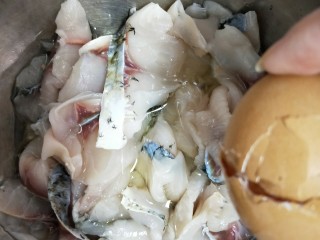 汤鲜鱼嫩家常酸菜鱼,打入半个鸡蛋清。