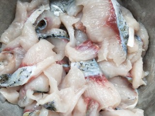 汤鲜鱼嫩家常酸菜鱼,用手抓打均匀，让鱼肉上劲，备用。
