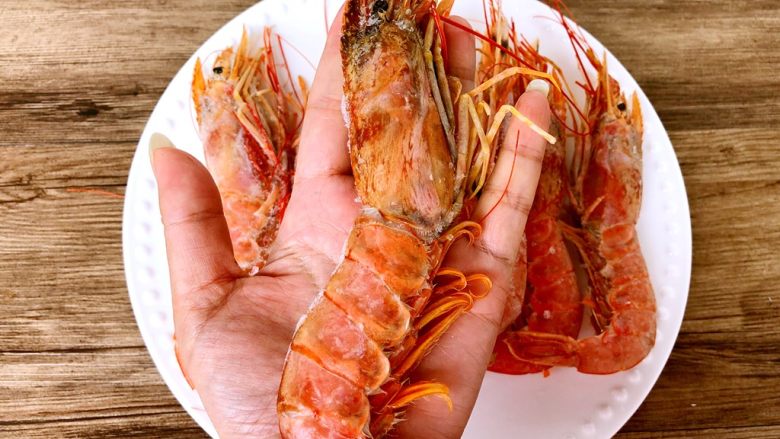 蒜蓉芝士焗阿根廷红虾,红虾提前二十分钟解冻
