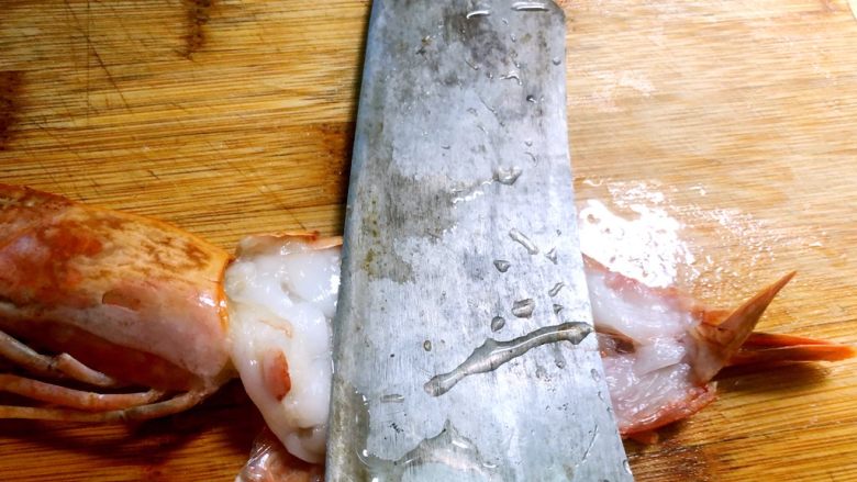 蒜蓉芝士焗阿根廷红虾,用菜刀拍几下