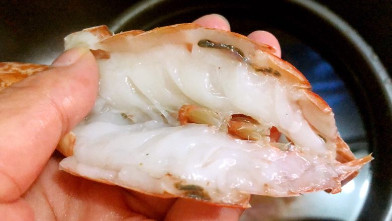 蒜蓉芝士焗阿根廷红虾,把虾肠清洗干净
