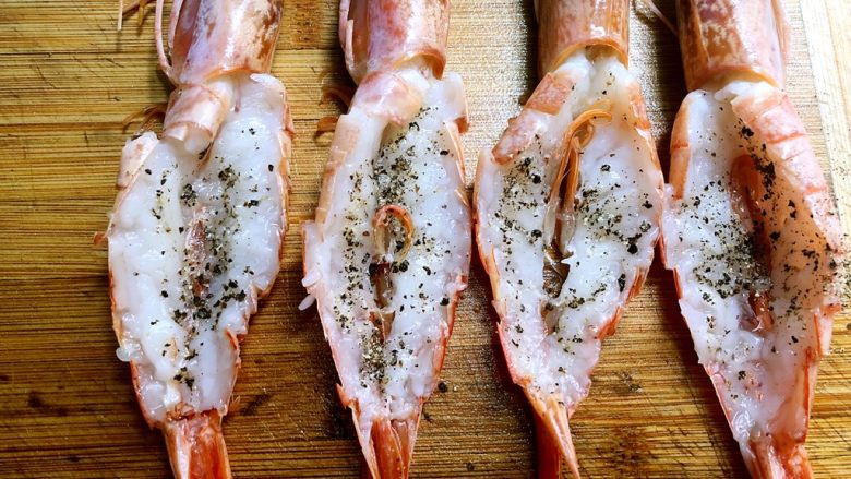 蒜蓉芝士焗阿根廷红虾,撒上现磨黑胡椒碎，腌制十五分钟