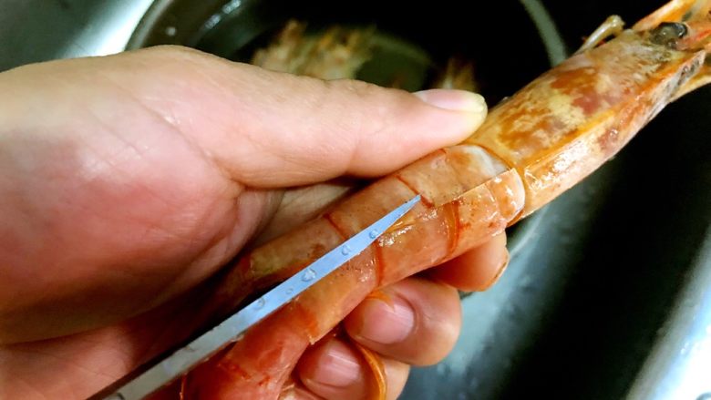 蒜蓉芝士焗阿根廷红虾,剪开虾背，因为虾壳比较硬，用剪刀比较好剪