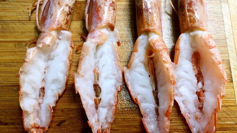 蒜蓉芝士焗阿根廷红虾,在虾肉上抹上少许盐
