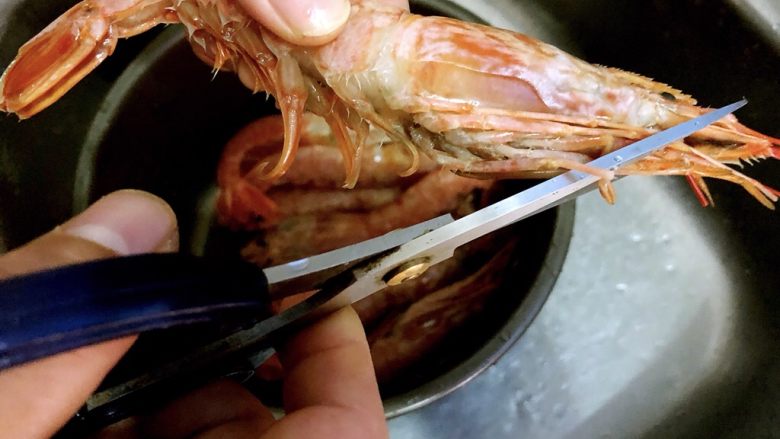 蒜蓉芝士焗阿根廷红虾,解完冻剪去虾须