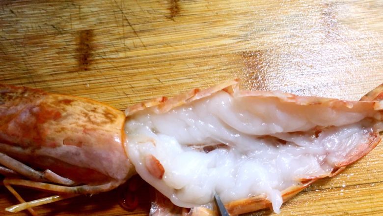 蒜蓉芝士焗阿根廷红虾,用剪刀在虾身旁边剪几下，这一步为的是烤的时候整条虾不会卷起来