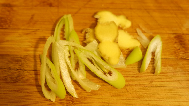 肥牛麻辣香锅,葱切成葱花，将切片。