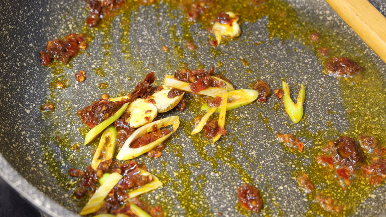 肥牛麻辣香锅,在下入葱姜蒜炒香。能吃辣的在加入干辣椒。