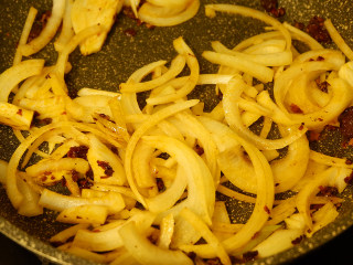 肥牛麻辣香锅,先放入洋葱翻炒均匀。